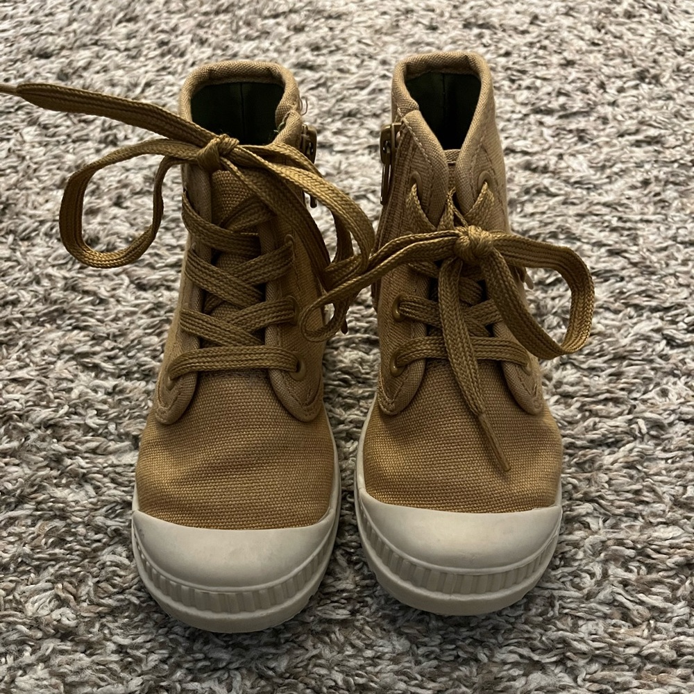 Toddler girl beige boots !